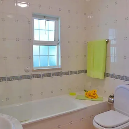 Sleeps 6 Pool Air Con Wifi T607845